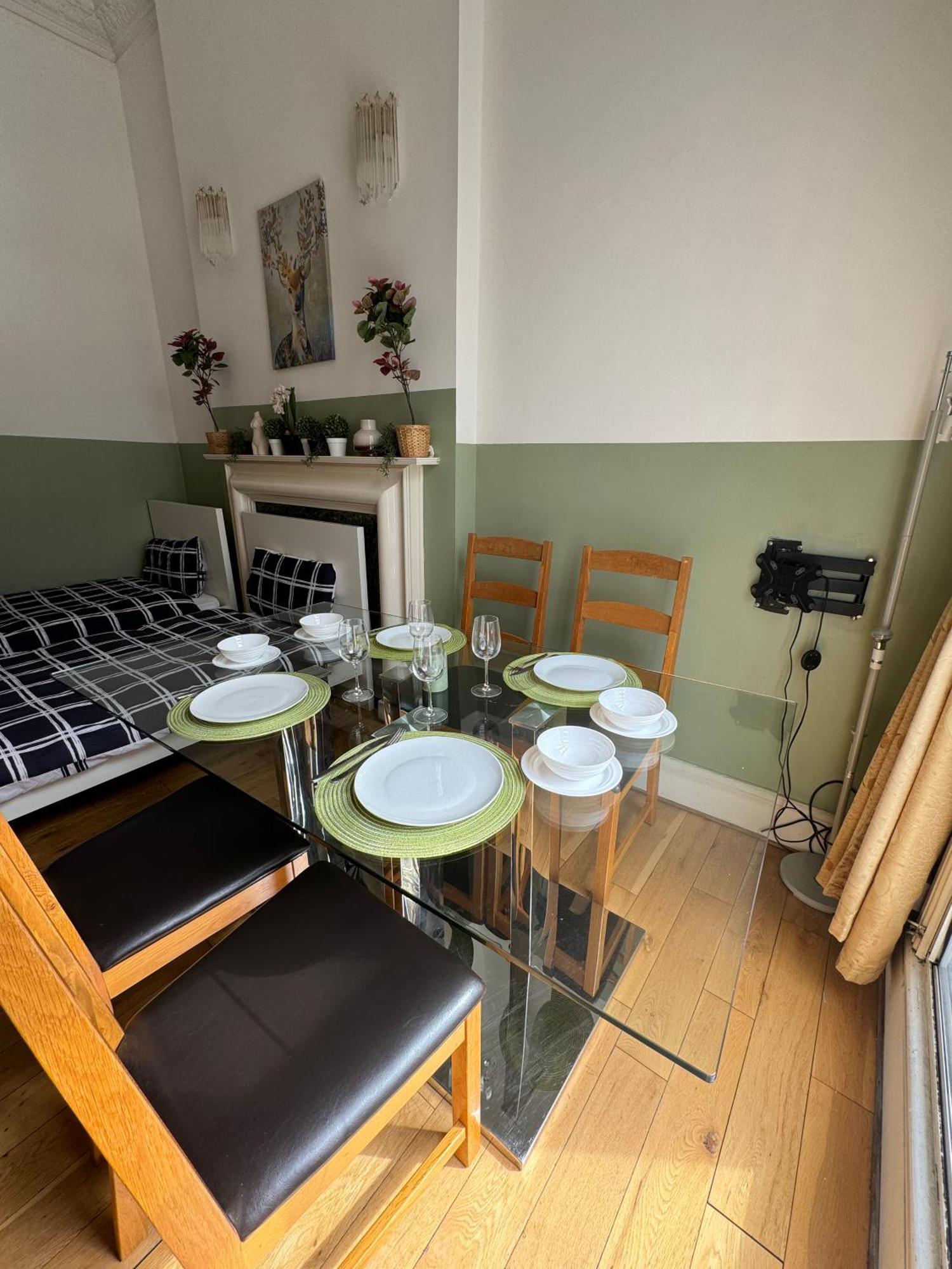 Central And Affordable Flat For 6 People In Zone 1 - Baker Street - With Breakfast Included London Kültér fotó